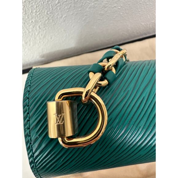 Louis Vuitton Twist MM Shoulder Bag – Emerald Epi Leather with Gold Hardware - Picture 3 of 16
